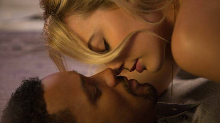 Margot Robbie and Will Smith get close in <i>Focus</i>.  Photo: Frank Masi