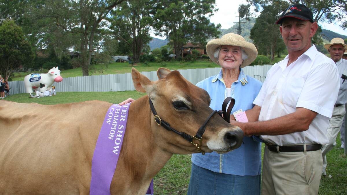 Trish Gunning presents Rodney Green with the supreme dairy ribbon for Siesta Mals Coral 2, from Siesta Jersey Stud at the 2008 Gloucester Show.