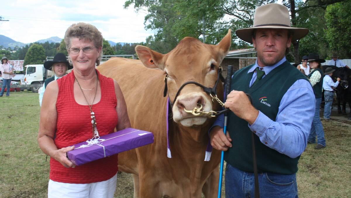 Heather Burley presents Paul Relf of Warrigal Limousin Stud, Wherrol Flat, with the supreme beef exhibit trophy won by Kippax Valley Starlight at the 2008 Gloucester Show.