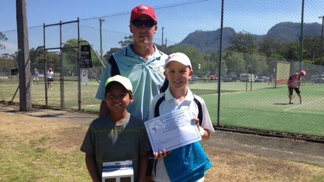 Gloucester District Tennis Association president Brett Ashton with boys’ under 12s finalists Ralph Armstrong and Lleyton Richards.