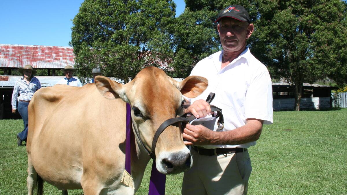 Rodney Green with 2009 Gloucester Show Supreme champion dairy cow Siesta Goldglow Dulcie.