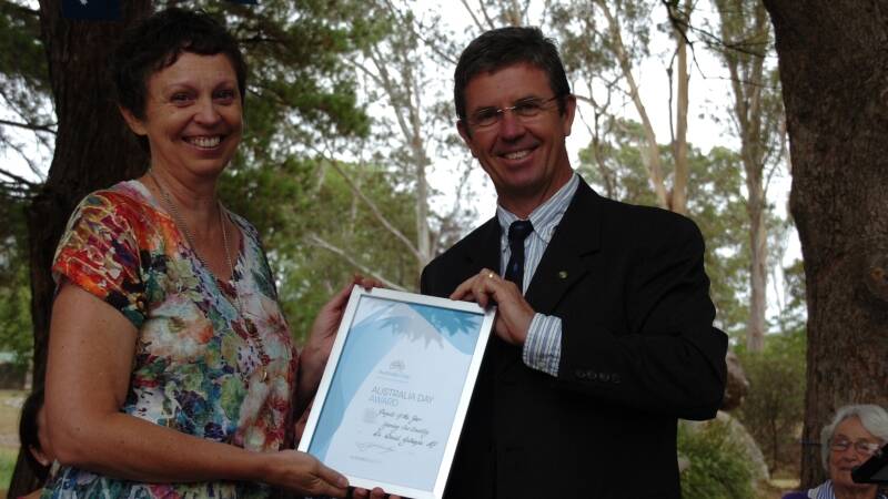 Leanne Barrett from the Gloucester Gallery receives the Project of the Year award from Lyne MP David Gillespie for the Yarning Our Country display.
