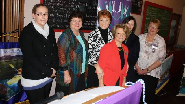 Pauline Hanson with VIEW members Dawn Byrne, June Greentree and Joan Harwood, Heidi Prowse from The Smith Family and tertiary student Samantha Bolton.