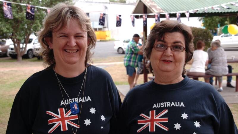 Louise and Nola Osmond sport matching Aussie T-shirts.
