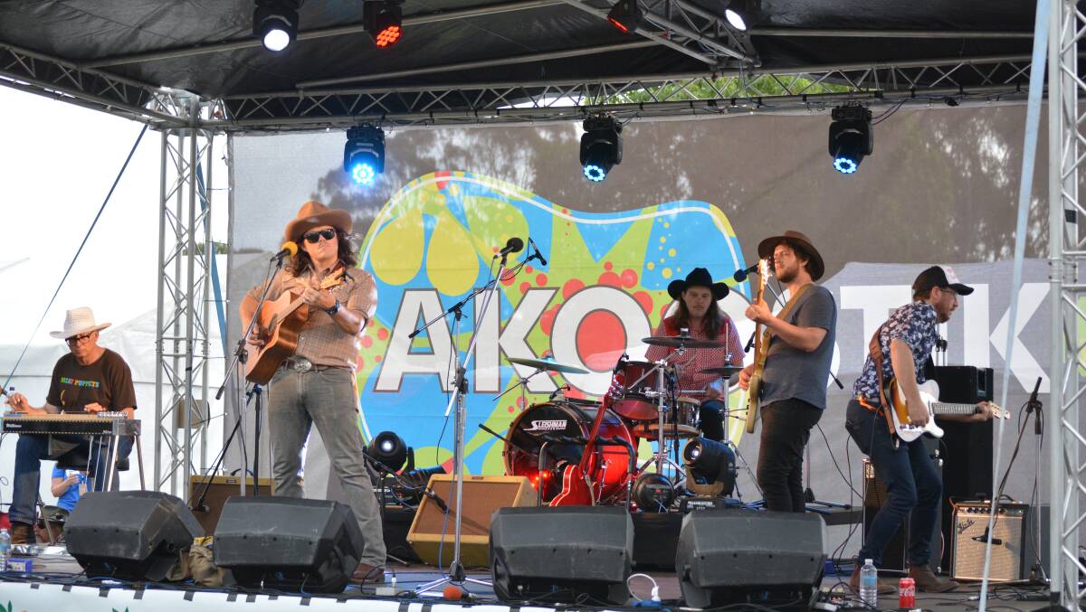 Ralway Bell performing at the 2017 Akoostik Festival.
