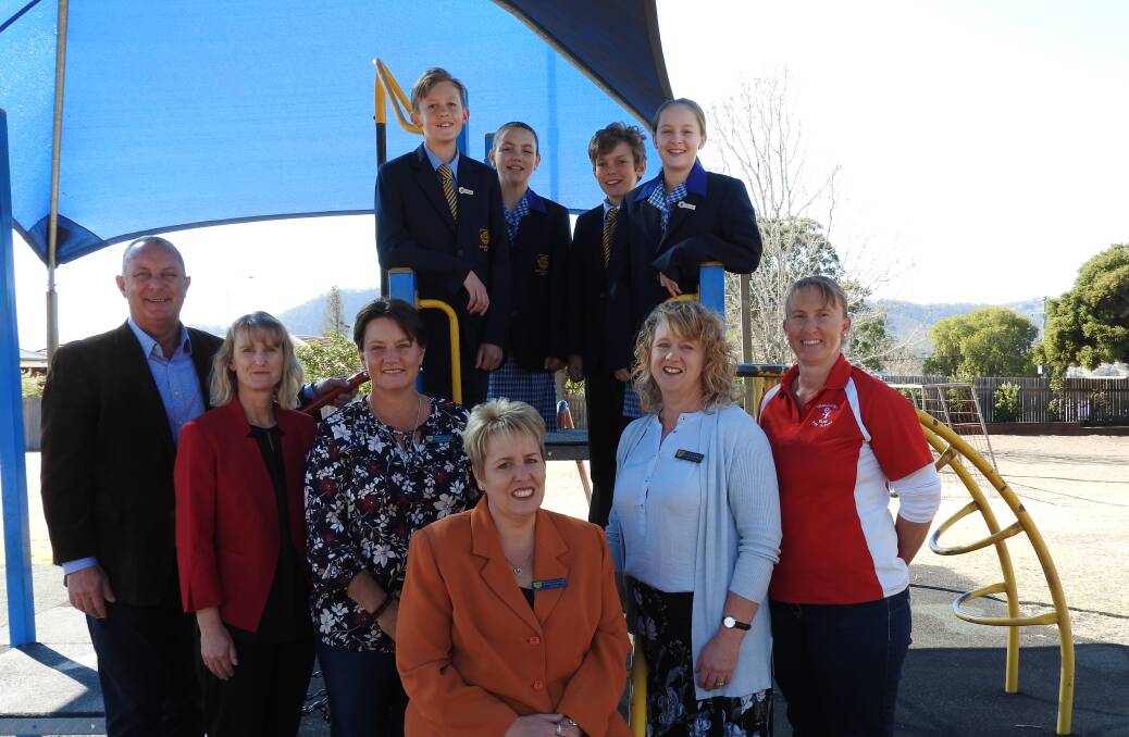 Michael Johnsen with Gloucester Public School P&C committee members, principal Leanne Wakefield and the school captains. Photo supplied