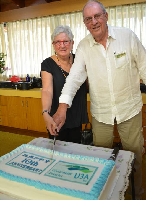 Newly named life members Kaye and Grahame Stelzer have the honour of cutting the cake. 